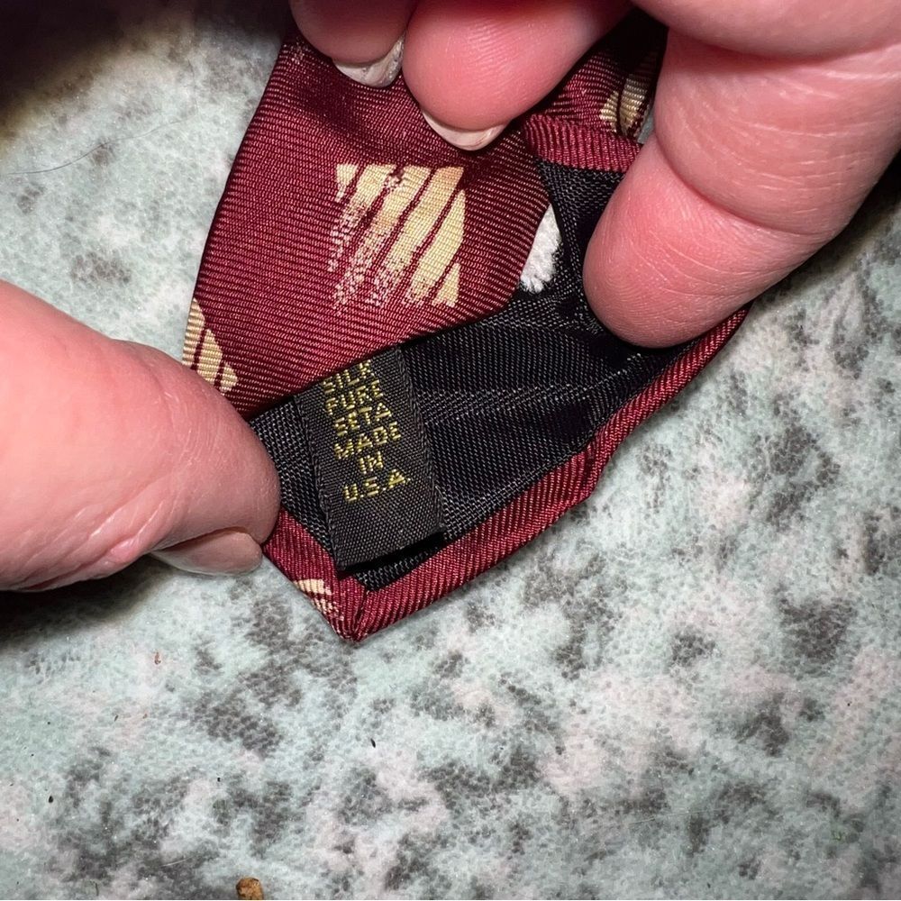 Fendi Elegant Burgundy and Gold Men's Tie - Picture 3 of 3